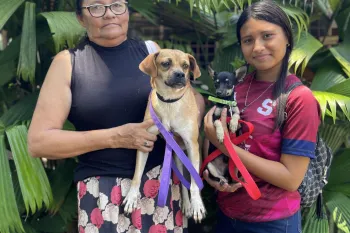 Dos mujeres sosteniendo un perro